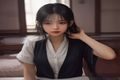 女同电影场景，校园背景，两位女学生在图书馆阅读，温暖的室内光线营造亲密氛围